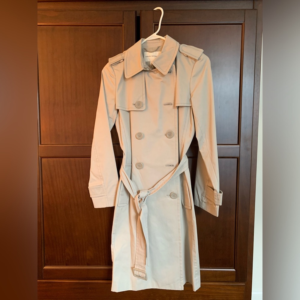 Banana Republic Trench Coat. Size XS. Beige Color. Worn a few times.